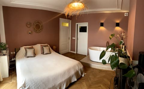 Popular Airbnb listing: Mansion close to the beach in Visserijbuurt