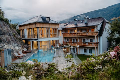 Beliebte Airbnb-Anzeige: Apartment with hotel service at Hotel Weissenstein in Sankt Michael Im Lungau