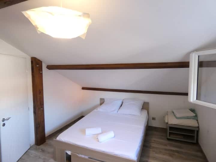 غرفة في الطابق العلوي