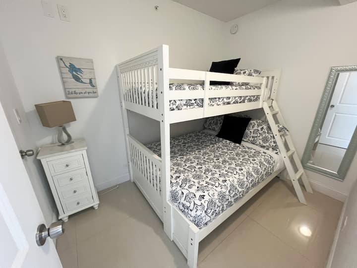 第二间卧室（书房风格）配有双层床；底床为全尺寸床，顶部床为双人床。