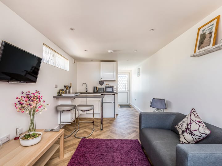 Chalet Stone's Throw From Beach | Pass The Keys - Bracklesham Bay