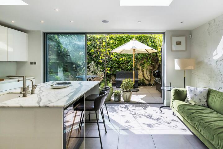 Chic four-bedroom townhouse in cool Notting Hill gallery image 4