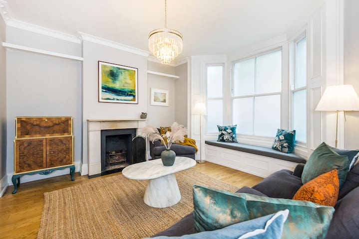 Chic four-bedroom townhouse in cool Notting Hill