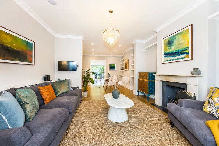 Chic four-bedroom townhouse in cool Notting Hill gallery image 2