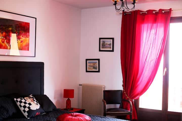 ห้องนอนเตียงใหญ่เปิดสู่ชานบ้าน