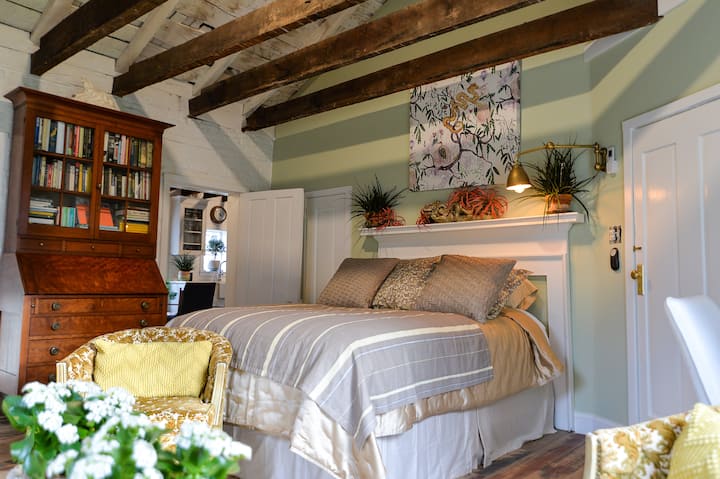 Dormitorio con un colchón Stearns y Foster tamaño queen. 