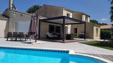 Large 200 m² villa with garden and in-ground pool