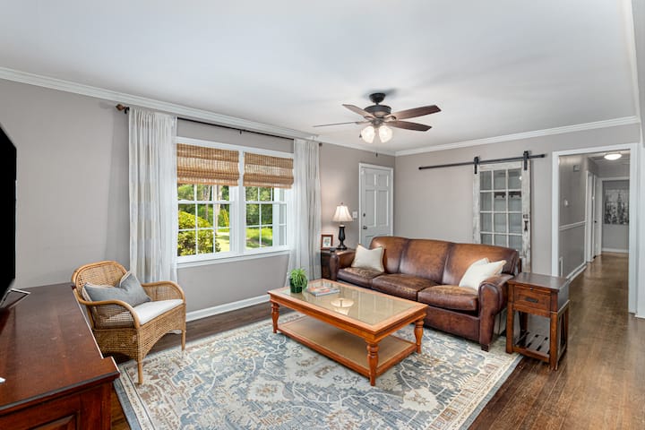 The Roswell Retreat- 3 Bedroom Cottage - Roswell, GA
