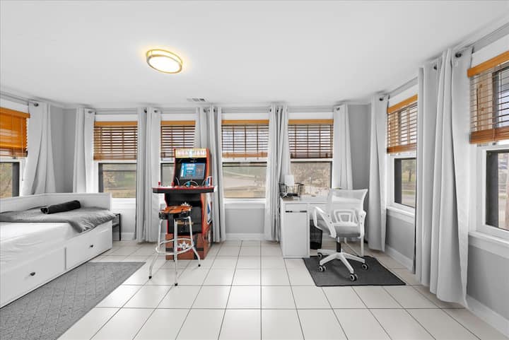 Skvelý výhľad na Loose Park s rozkladacou manželskou posteľou Queen!