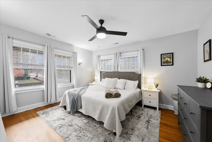 Manželská posteľ s molekulovým matracom, ako aj vlastnou TV. Veľa skrine a zásuviek v každej spálni.