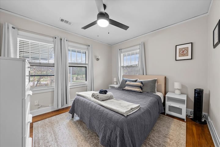 Veľká manželská posteľ Queen s matracom na Molecule a plne polosúkromnou kúpeľňou (otvára sa aj do kuchyne).