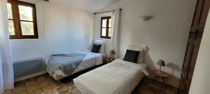 Dyshemeja, dhoma e gjumit #4, Pamja e ullirit