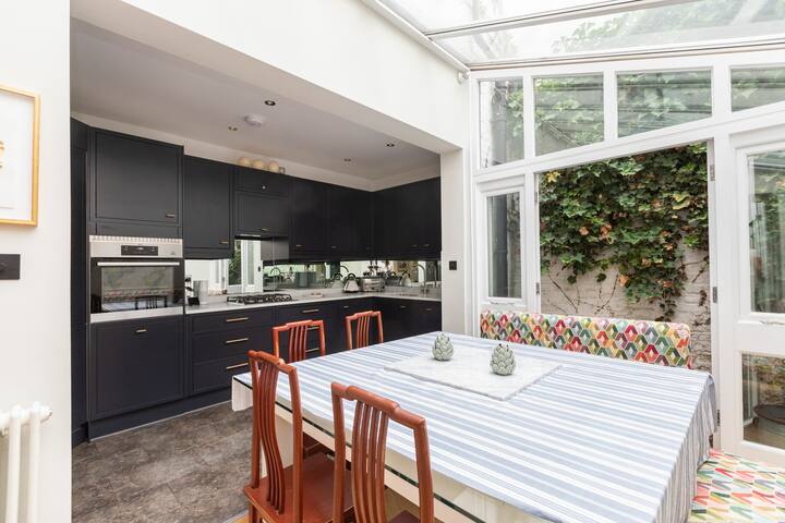 Whoops-a-Daisy 3 bedroom in Notting Hill gallery image 4