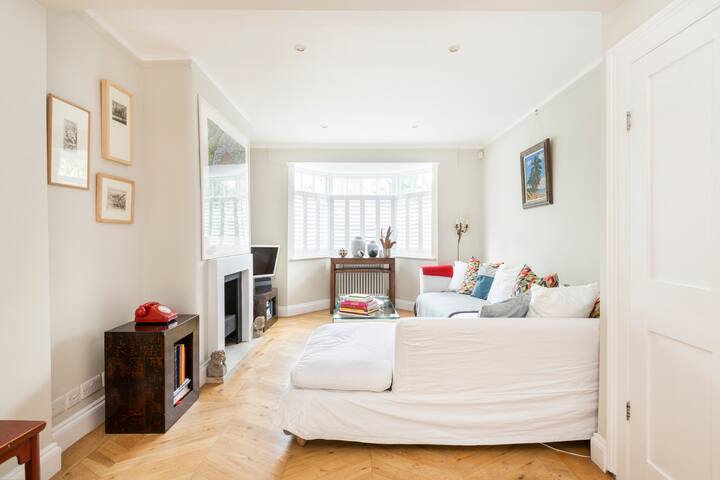 Whoops-a-Daisy 3 bedroom in Notting Hill gallery image 3