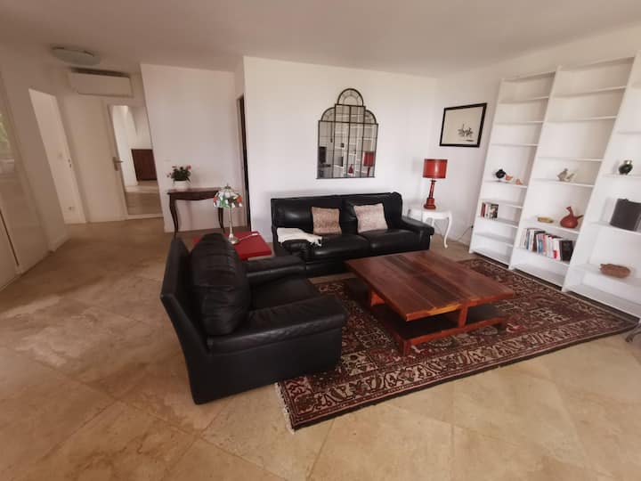 Bas De Villa Vue Mer Avec Grande Terrasse - Toulon