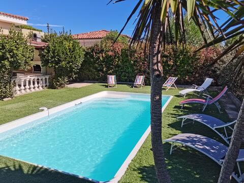 Beautiful villa with pool to the sea.