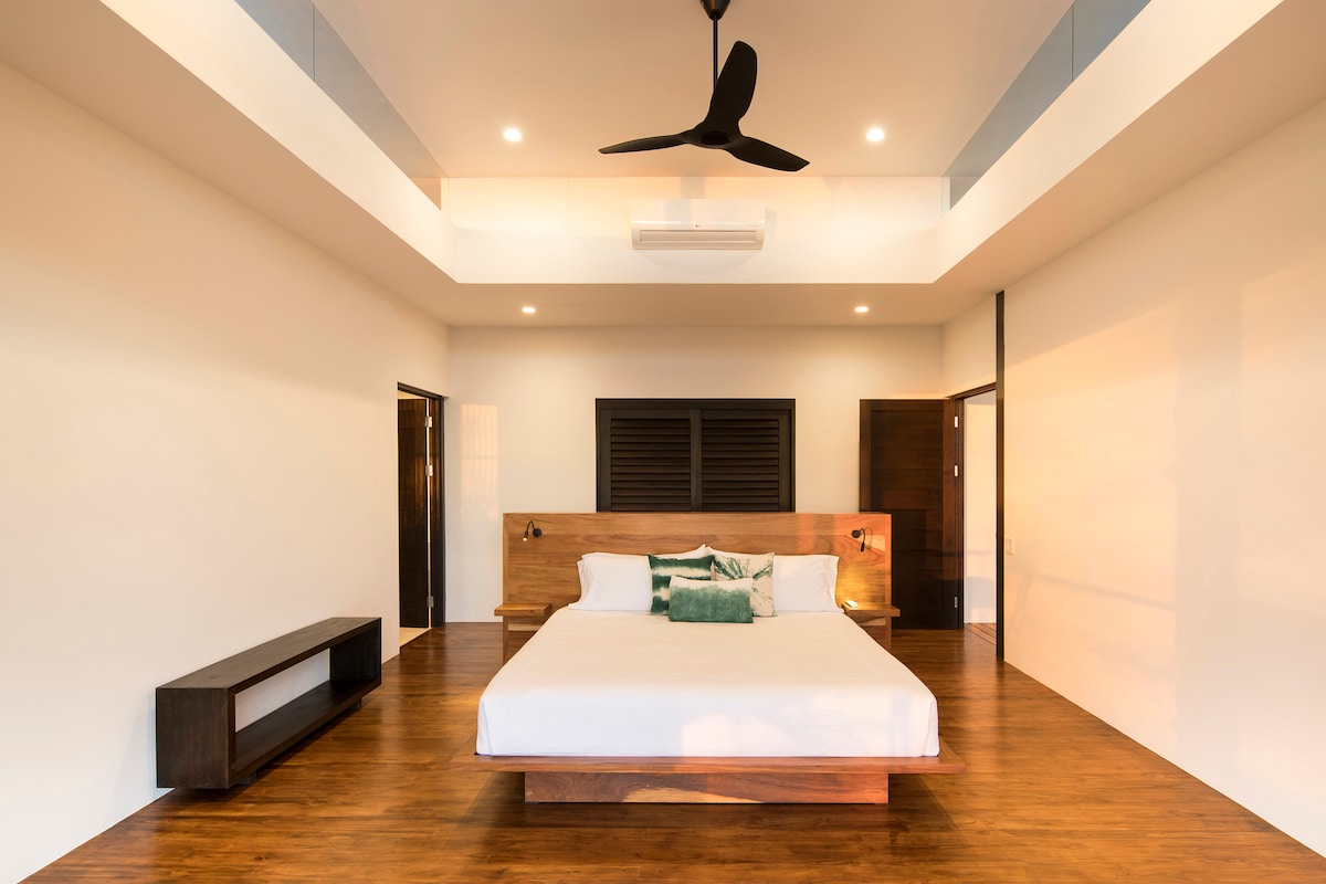 [Dhoma kryesore e gjumit] Të gjitha dhomat e gjumit kanë krevate dopio "king" me shtroja luksoze