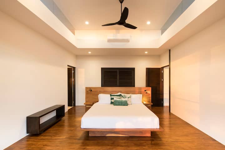 [Dormitorio principal] Todas las habitaciones cuentan con camas tamaño king con sábanas de lujo