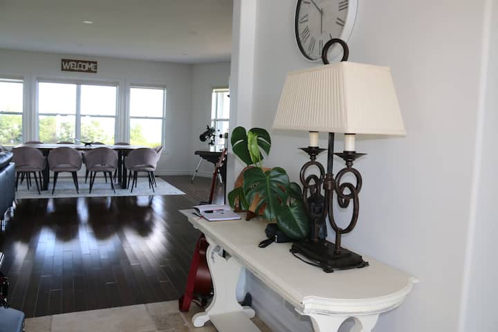 Enjoy This Lake View House ! - Ontario