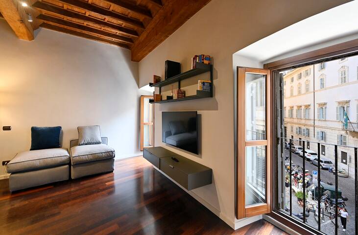 Piazza Navona Mara’s apartment gallery image 3