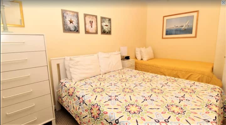 Bedroom 1 - Queen and twin