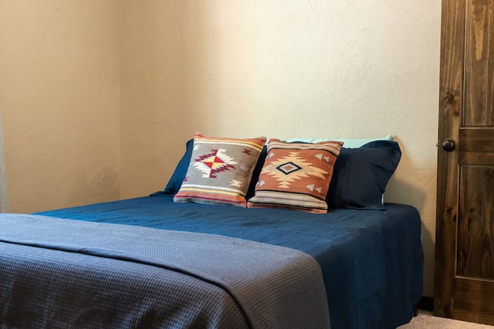 Chumba cha kulala cha wageni, kitanda cha upana wa futi tano. 