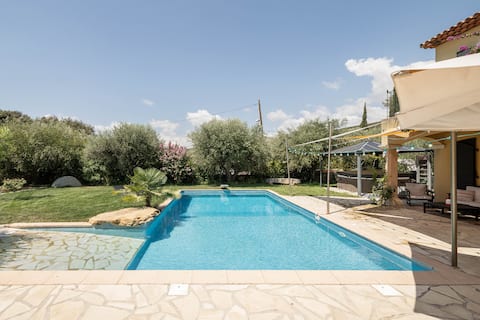 Guesthouse with shared pool, private spa