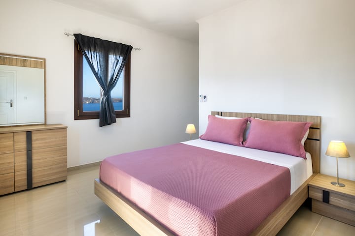 להתמקם ולהירגע במיטת קווין סייז הנוחה הזו - המקום המושלם לטעינה מחדש.