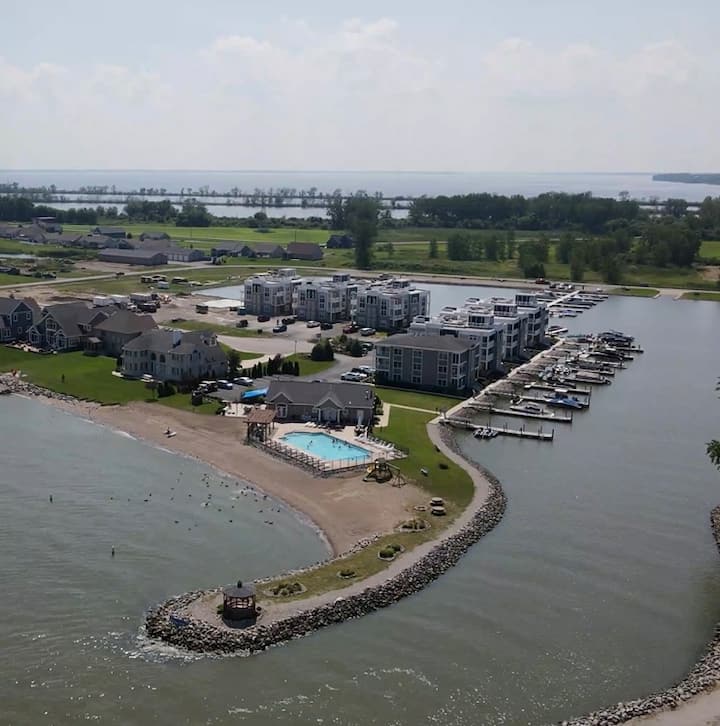 Lakeside/ Marblehead 3 bedsdockcondogatedonbay Condominiums for