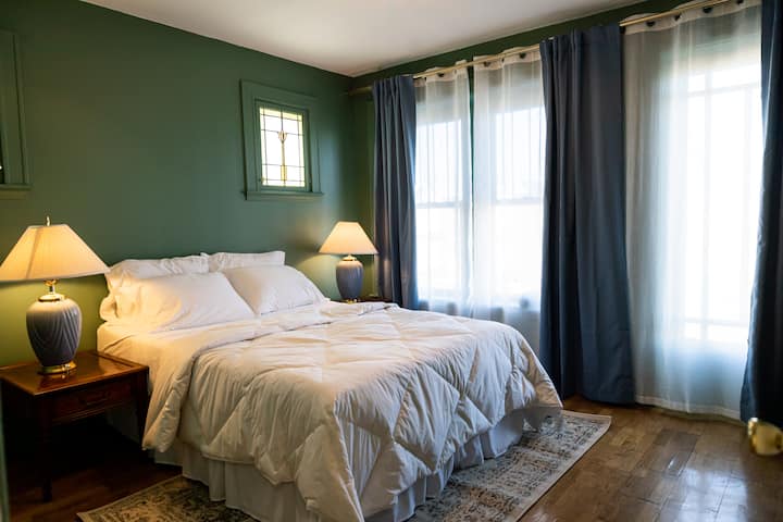 Spálňa č.1 s manželskou posteľou Queen a 2 samostatnými skriňami 