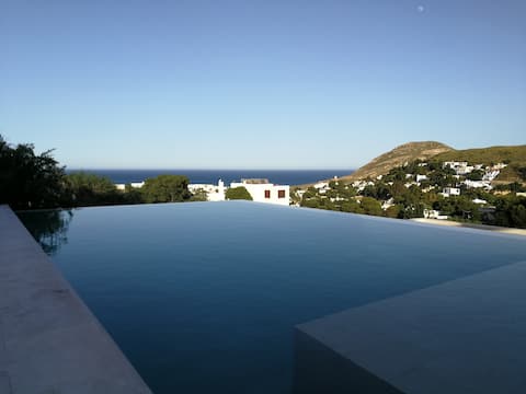 Beautiful house with infinity pool