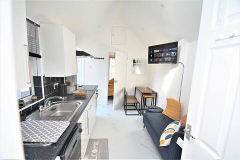 Adorable 1 bedroom guest house with free parking.