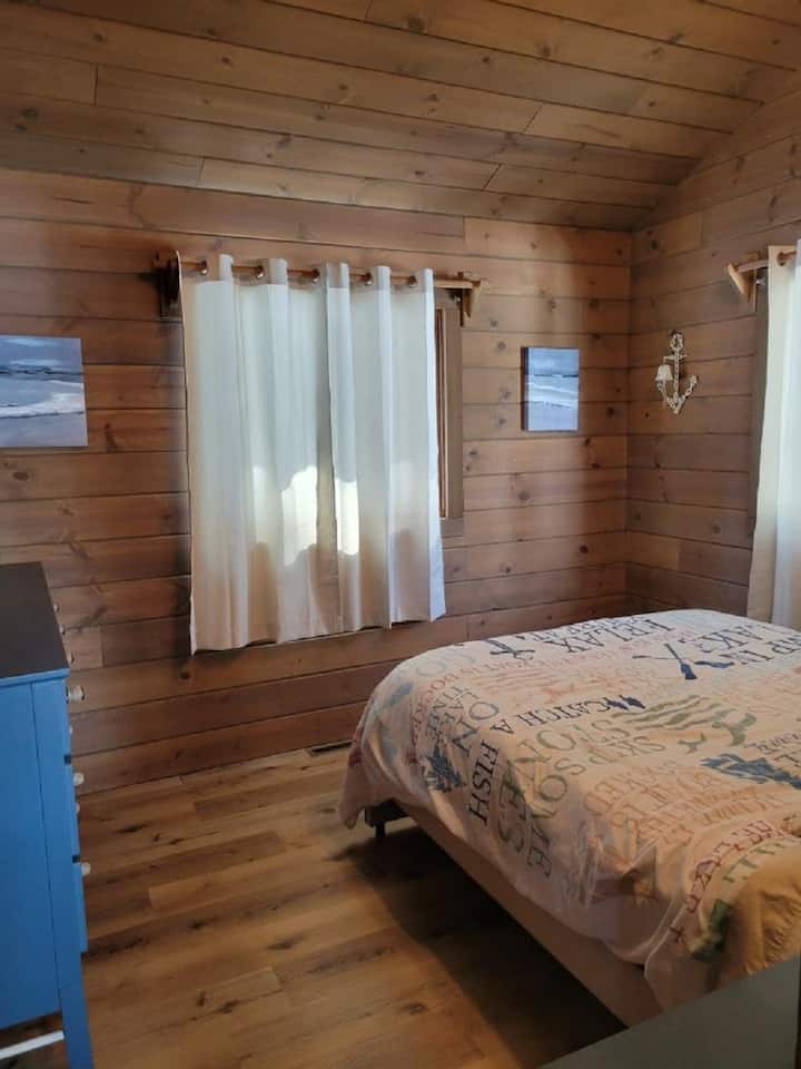 Glavna spavaća soba - bračni krevet (1,6x2) 