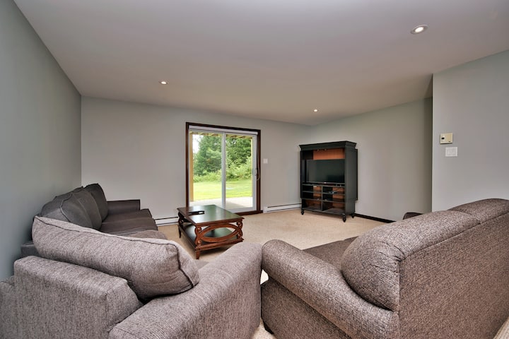 מרתף מושלם לסרט או ערב משחקים!