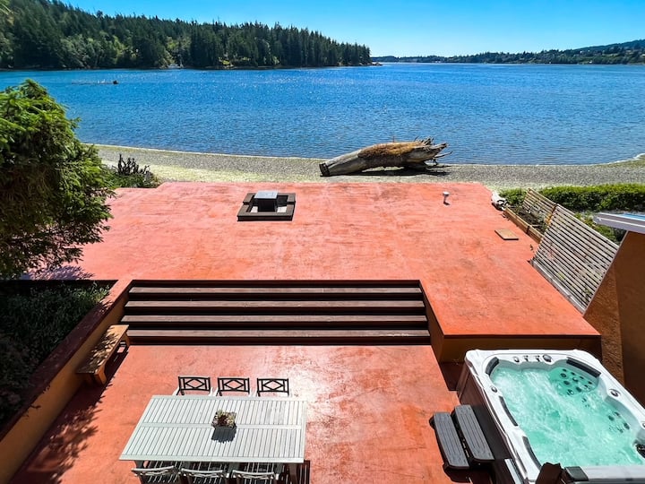 Luxurious Beachfront Villa With Private Hot Tub - Sooke