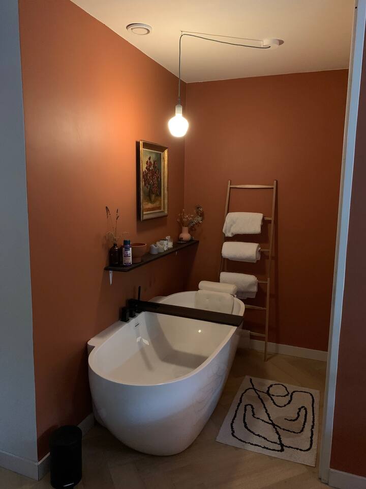 Large apartment Bath & Walkin Shower Garden Condominiums for