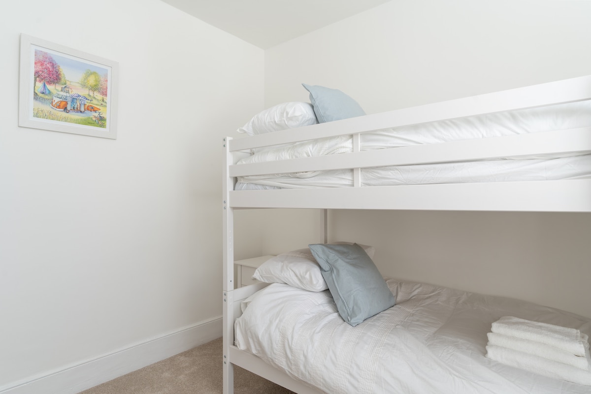 带双层床的中间卧室