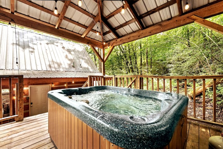 Romantic Smoky Mtn Cabin • Hot Tub • Creekside - Gatlinburg