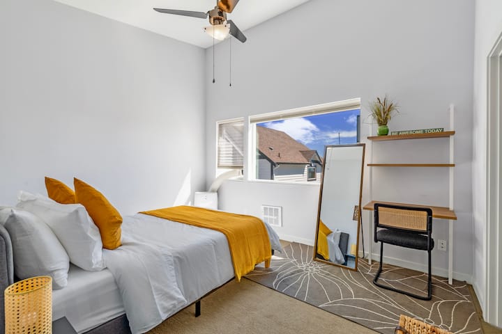 חדר שינה עם מיטת קווין סייז