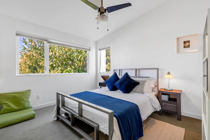 חדר שינה עם מיטת קווין סייז