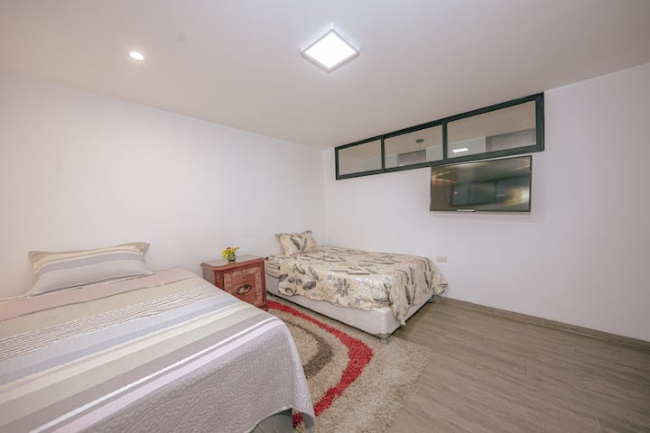 חדר בקומה השנייה, מיטה אחת היא ספה שבה אפשר למשוך מיטה נוספת לאדם אחד נוסף. סופר נוח ומרווח.