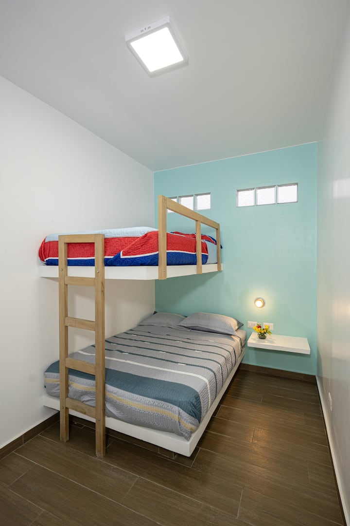 בחדר אחר יש לנו בקתות, אפשרות מושלמת לקבוצות חברים, משפחות או מטיילים שרוצים ליהנות מהשהייה שלהם באווירה נוחה ומזמינה.