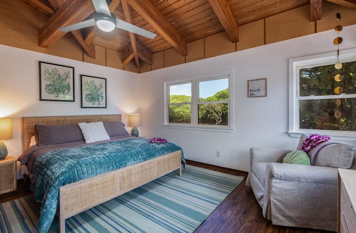 חדר שינה מרווח מס '2,  כל הריהוט החדש כולל מיטת קינג סייז, הרבה חלונות, נופים עוצרי נשימה.  מזגן ומאוורר תקרה.