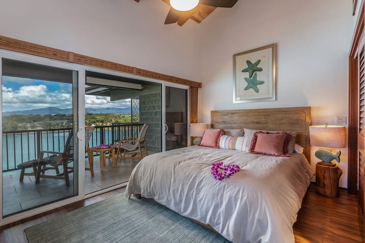 חדר שינה מס '1 מול הים עם מרפסת פרטית. ריהוט חדש לגמרי, כולל מיטת קליפורניה קינג סייז,  מיזוג אוויר, מאוורר תקרה וחדר אמבטיה ראשי.