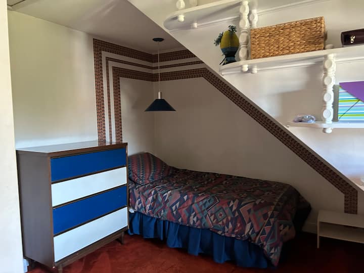 غرفة تضم سرير فردي