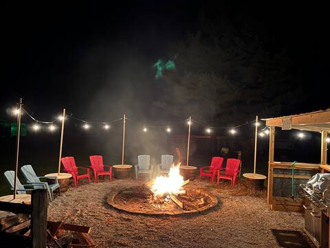 “Copper Cabin” w/ wood stove and outdoor fire pit