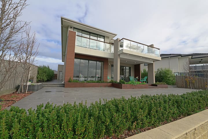 Luxury Waterfront Spacious House BBQ Lakes View