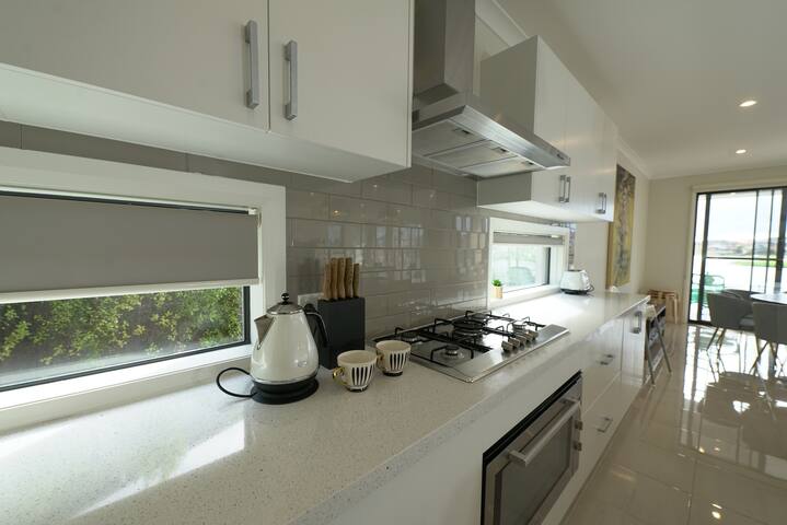 Luxury Waterfront Spacious House BBQ Lakes View gallery image 5