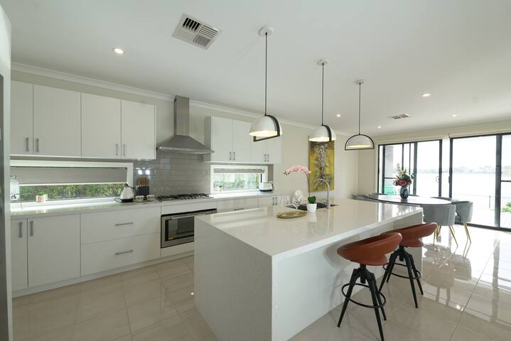 Luxury Waterfront Spacious House BBQ Lakes View gallery image 2