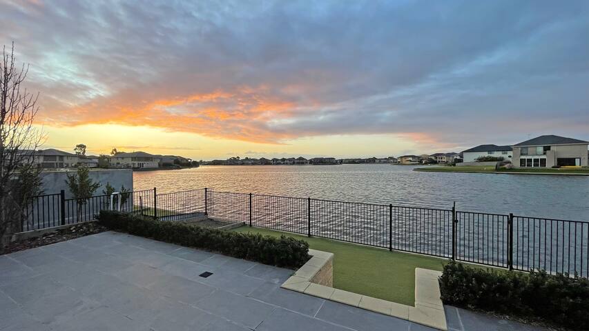 Luxury Waterfront Spacious House BBQ Lakes View gallery image 4